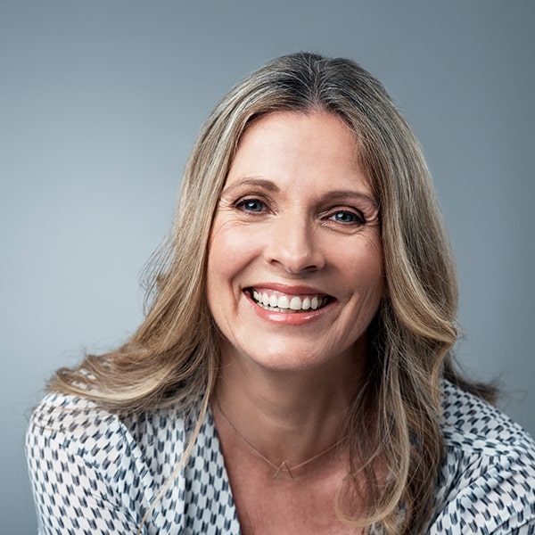 a blonde woman with a long hair smiling 