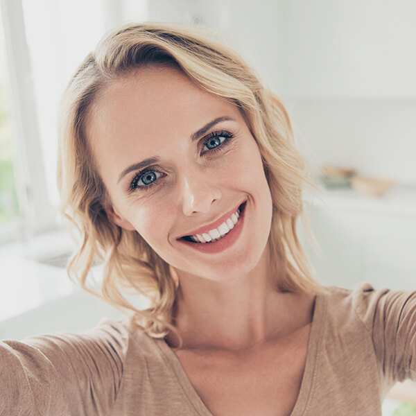 A woman with smiling after her Botox
